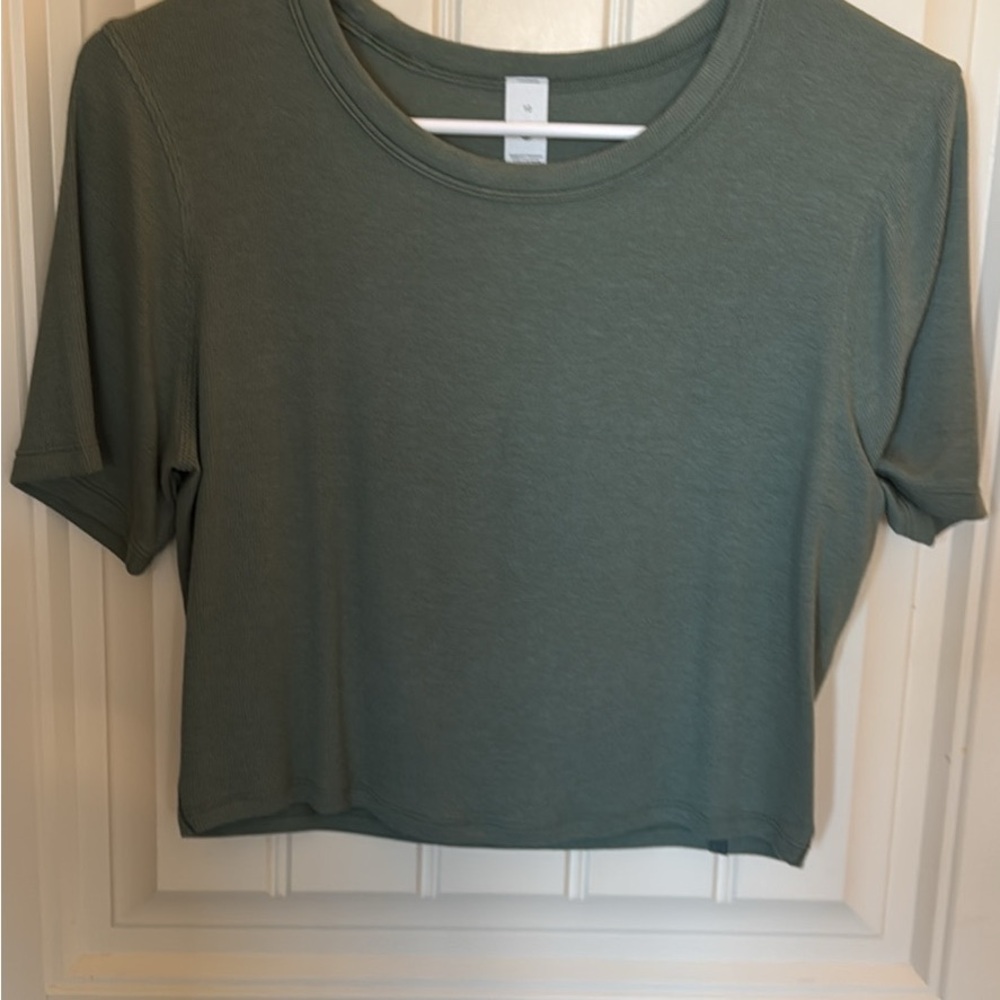 Lululemon hold tight straight hem cropped t-shirt. NWOT. Never worn. Super soft